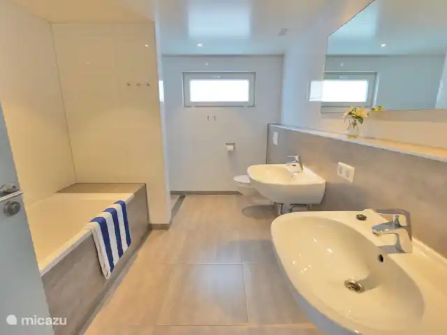 Boven badkamer.
